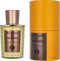 Glazen fles met gele vloeistof en gouden dop, naast een gouden cilinder met "ACQUA DI PARMA COLONIA INTENSA" erop.