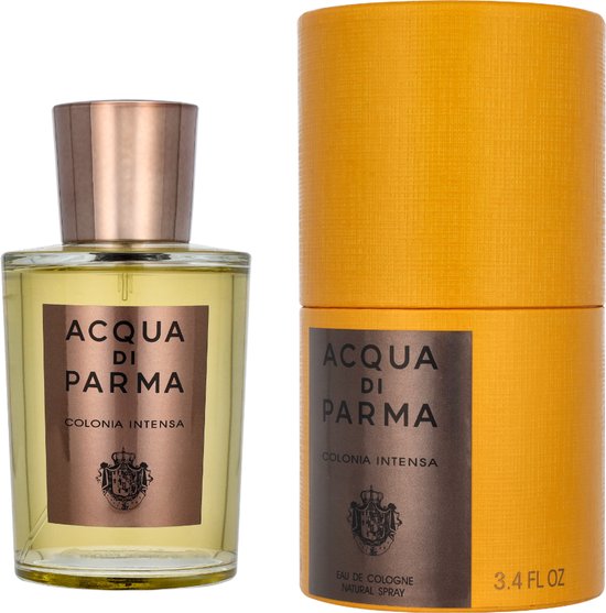 Glazen fles met gele vloeistof en gouden dop, naast een gouden cilinder met "ACQUA DI PARMA COLONIA INTENSA" erop.