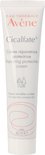 Witte tube met rode en grijze tekst. Avene Cicalfate+ crème voor gevoelige, geïrriteerde huid.
