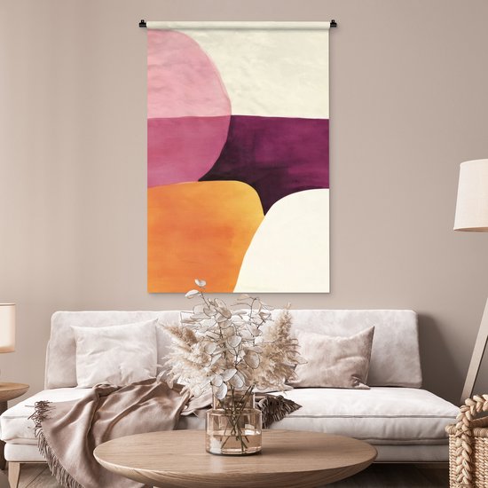 Tapisserie abstraite avec de grandes formes superposées en rose, violet, orange et crème, au-dessus d'un canapé blanc.