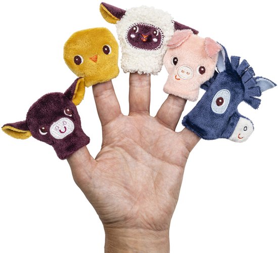 Vingerpoppetjes van een geit, kuiken, schaap, varken en ezel op een hand.