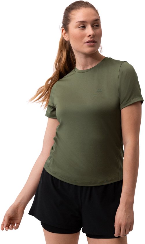 Vrouw in olijfgroen sport-T-shirt en zwarte sportbroek, staand met witte achtergrond.