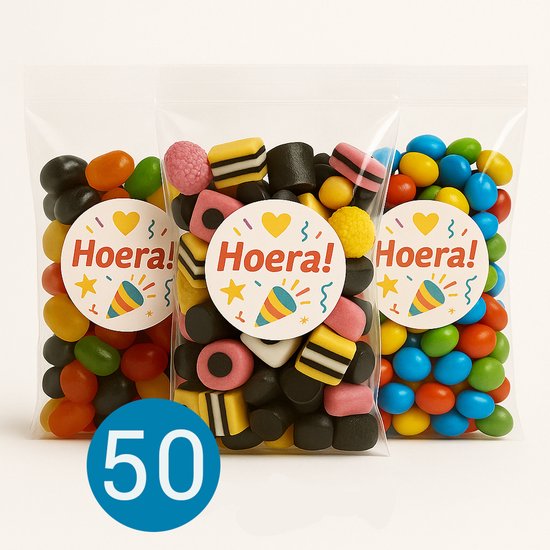 Drie zakjes met snoepjes, elk met een 'Hoera!' sticker en een 50 cirkel.