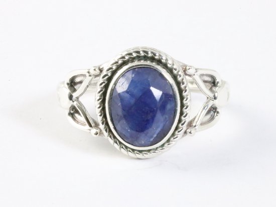 Opengewerkte zilveren ring met blauwe saffier - maat 16