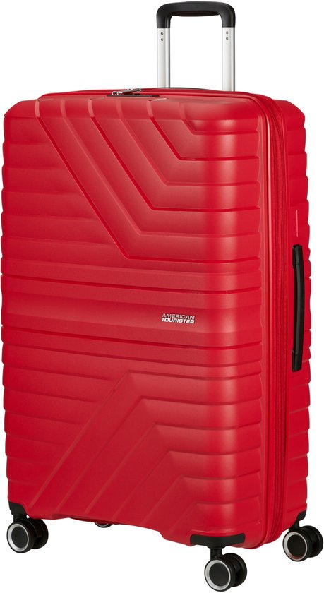 Rode koffer met uitschuifbaar handvat, wielen en gestreept design.
