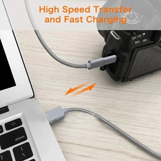 Een zilverkleurige kabel met een USB-C-connector die is aangesloten op een laptop en een Mini-USB-connector die is aangesloten op een camera.