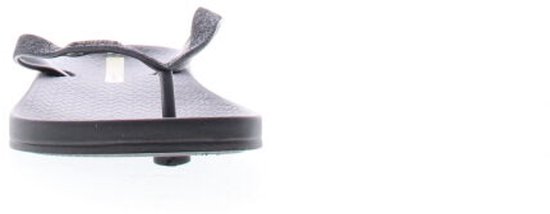Zij-aanzicht van een zwarte Ipanema slipper.