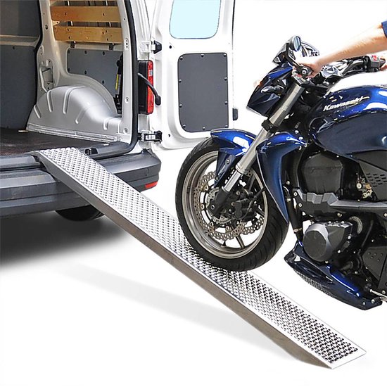 Metalen laadbrug met antislip profiel, een hand duwt een blauwe motor omhoog. Maximale draagkracht 400kg.