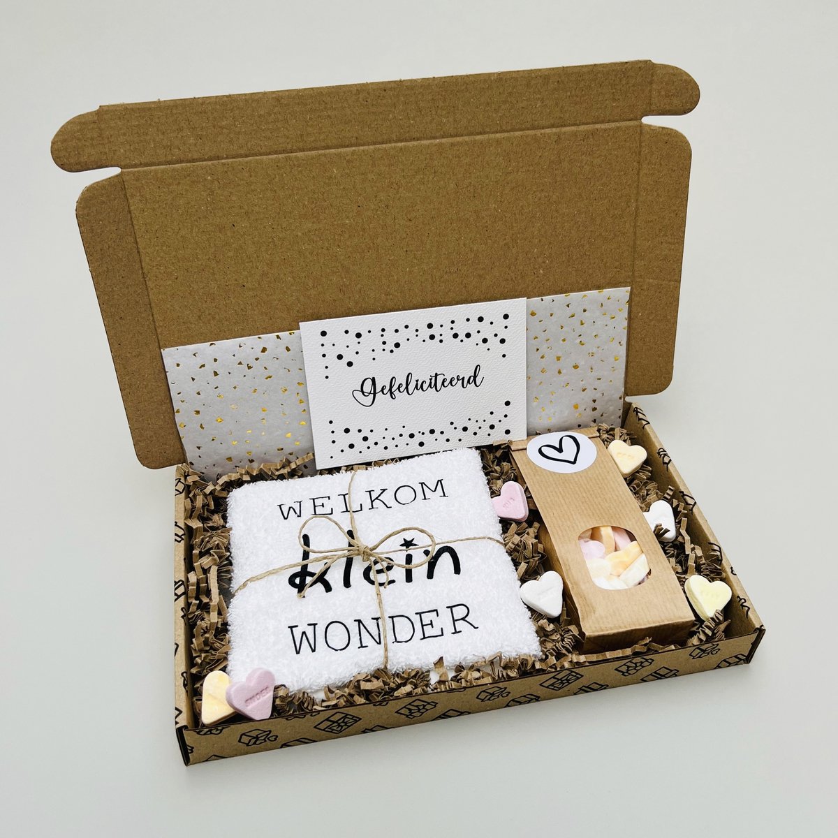 Kraamcadeau baby - cadeau door de brievenbus - slabbetje welkom klein wonder - snoepjes - slab bedrukt - geboorte baby - zwangerschapscadeau - baby geschenk - baby cadeau per post