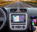 Autoradio met touchscreen in auto toont navigatiekaart en muziekspeler, verbindt met smartphone.