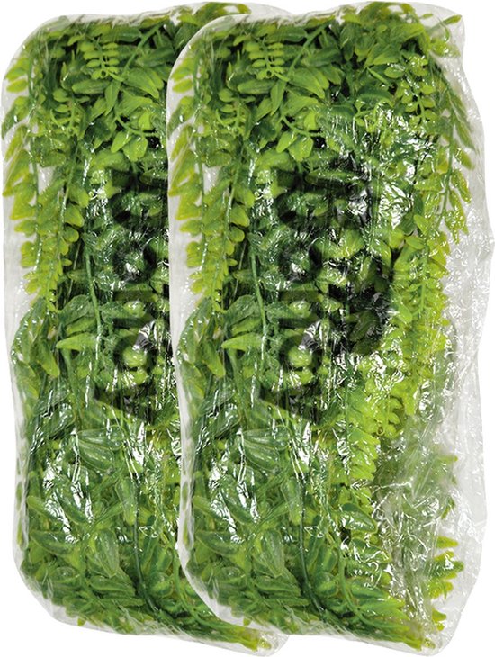 Twee groene kunsthangplanten verpakt in doorzichtig plastic.