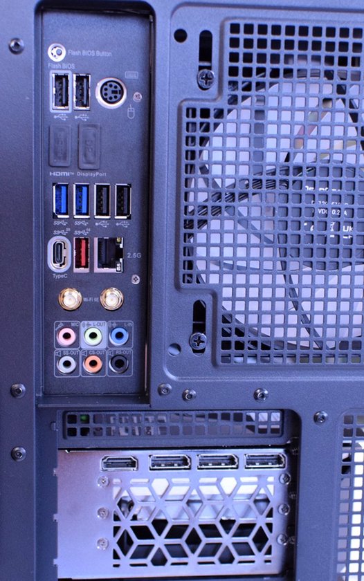 Achterpaneel van een PC met diverse aansluitingen: USB, HDMI, DisplayPort, Type-C, LAN, audio-aansluitingen en een grote ventilator.