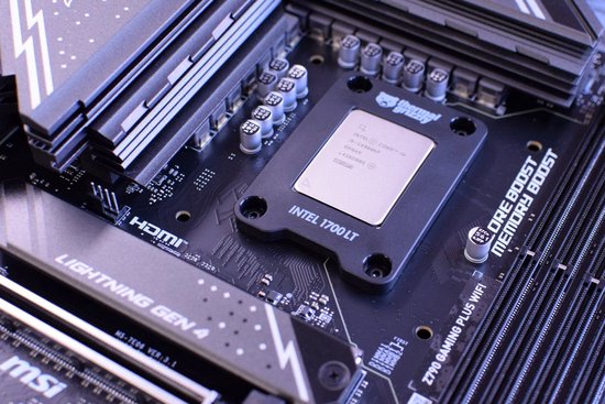 Close-up van een Intel Core i9 processor op een moederbord met 'LIGHTNING GEN 4' en 'Z790 GAMING PLUS WIFI' branding.