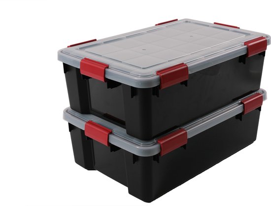 Zwarte opbergboxen met rode clips en transparant deksel, gestapeld.