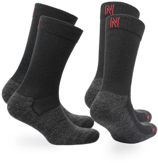 Deux paires de chaussettes de randonnée hautes en laine mérinos gris foncé avec des logos rouges 'NI'.