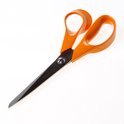Fiskars schaar met oranje handgrepen en zwart roestvrijstalen mes.
