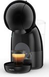 Zwarte Krups Dolce Gusto Piccolo XS koffiemachine met een glas espresso.