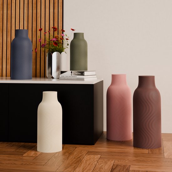 Six vases à motif ondulé bleus, verts, crème, roses, bruns et gris.