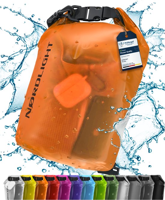 Oranje Nordlight waterdichte tas omringd door water, met productlabel en gesp. Diverse kleuren tassen onderaan.