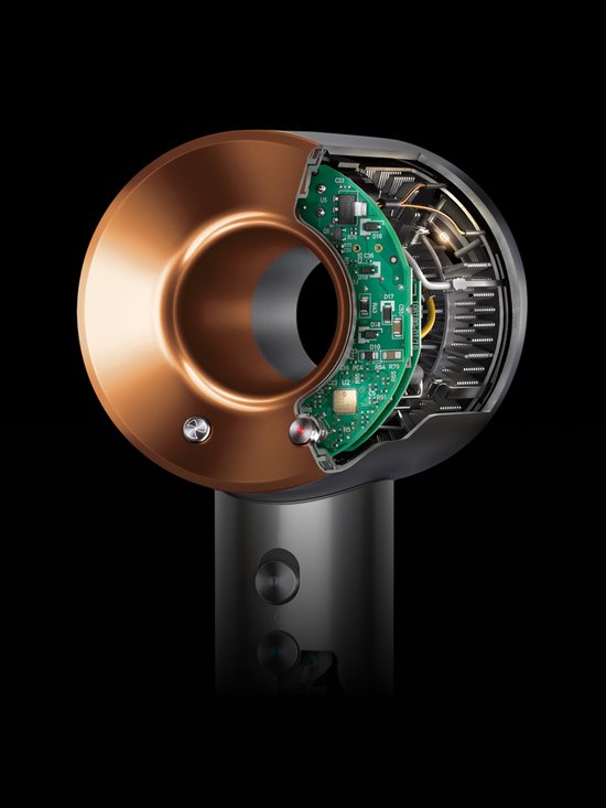 Dyson föhn met koperen ring en zichtbare interne technologie.