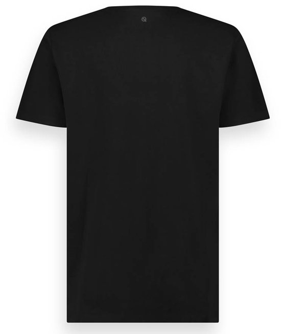 Achterkant van een effen zwarte LebasQ T-shirt met een klein logo in de nek.