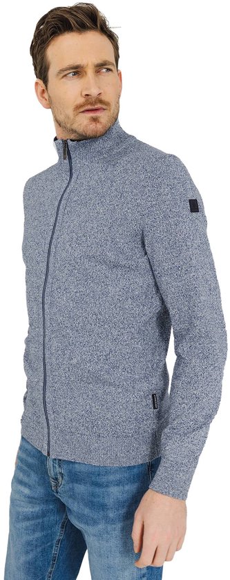 Blauwe gebreide vest met rits, hoge kraag en logo-badge, gedragen door een man.