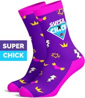 Silly Soles - Grappige Sokken SUPER CHICK - Leuke One Size Huissokken met Tekst - Grappige Cadeaus Dames - Originele Happy Gekke SuperWoman Socks - Verjaardag cadeau Vrouwen, Meisje, Moeder, Vriendin, Zus, Oma, Tante - Cadeautje voor haar