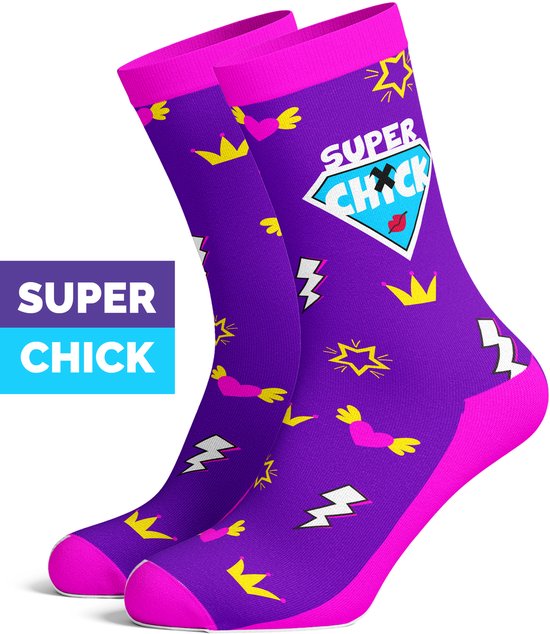 Paarse sokken met roze tenen en hiel, versierd met bliksemschichten, gouden kronen en een 'Super Chick' badge.