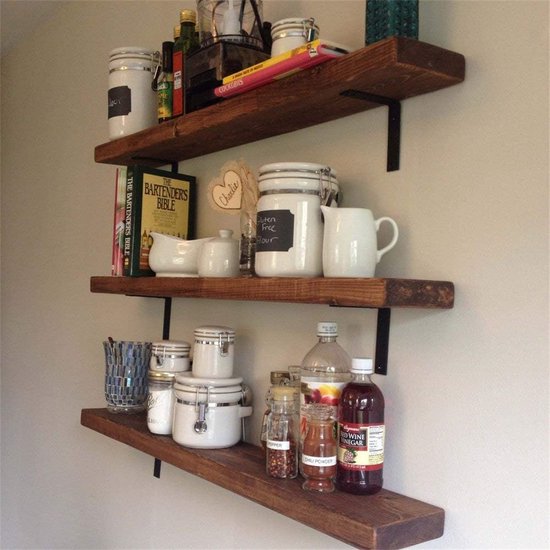 Drie houten planken aan een muur, elk ondersteund door zwarte, L-vormige hoekbeugels, gevuld met keukenbenodigdheden.