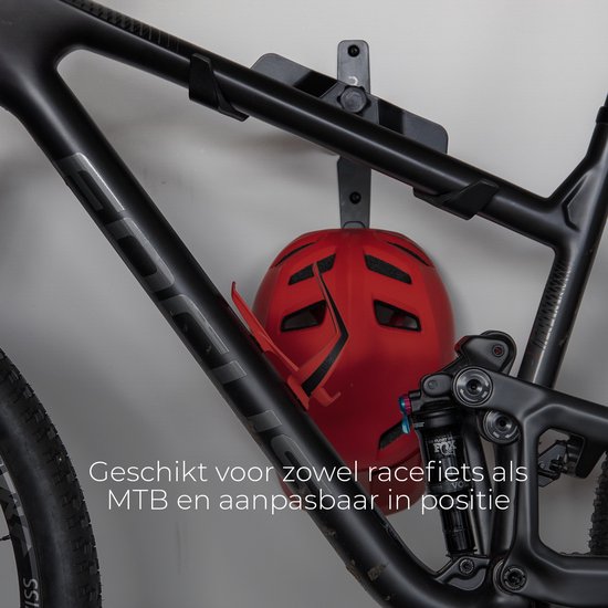 Zwarte fietsbeugel met rode helm, geschikt voor racefiets en MTB, aanpasbaar.
