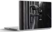Laptop sticker - 14 inch - Wijnfles - Glas - Handen - Raam - 32x5x23x5cm - Laptopstickers - Laptop skin - Cover
