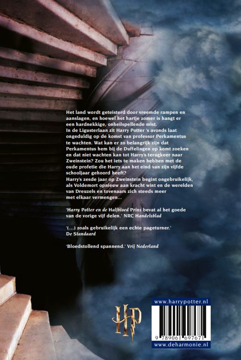 Achterkant van het boek Harry Potter en de Halfbloed Prins met tekst en Harry Potter logo.