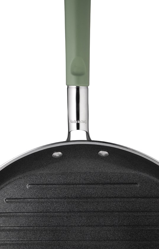 Close-up van grillpan met gegrild zwart oppervlak en groene steel. "Made in Italy" zichtbaar.