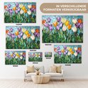 Mozaïek van kleurrijke tulpen in verschillende formaten, weergegeven in een woonkamer.