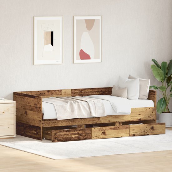 Houten bed met hoofdeinde en 6 lades, in een slaapkamer.