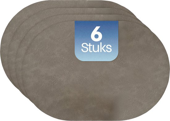 Pile de six sets de table ovales gris clair.