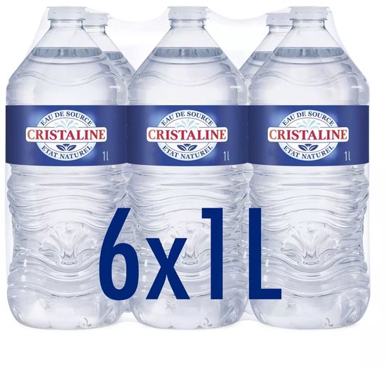 Un pack de six bouteilles de 1L d'eau de source Cristaline. Les bouteilles arborent une étiquette bleue "EAU DE SOURCE CRISTALINE ETAT NATUREL 1L".