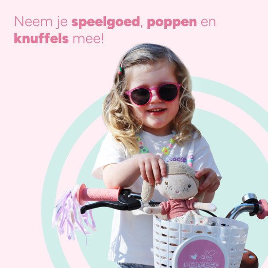 Meisje met zonnebril en pop in de mand van een fiets.