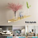 Gouden zwevende plank met een vaas met roze bloemen en een decoratieve hert.