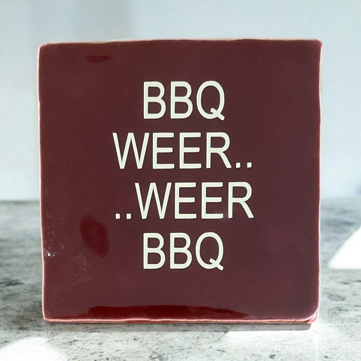 Hip Tegeltje met tekst-BBQ Weer... ...Weer BBQ-Bordeaux Rood-Spreuk-Cadeau-Geschenk-Gift-K
