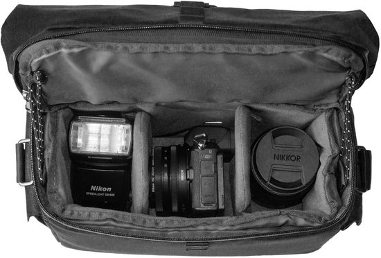 Grijze cameratas met open bovenkant, toont camera, lens, flitser en lensdop.