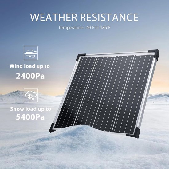 Zonnepaneel met zilverkleurig frame, geplaatst in besneeuwde omgeving, bestand tegen wind en sneeuw.