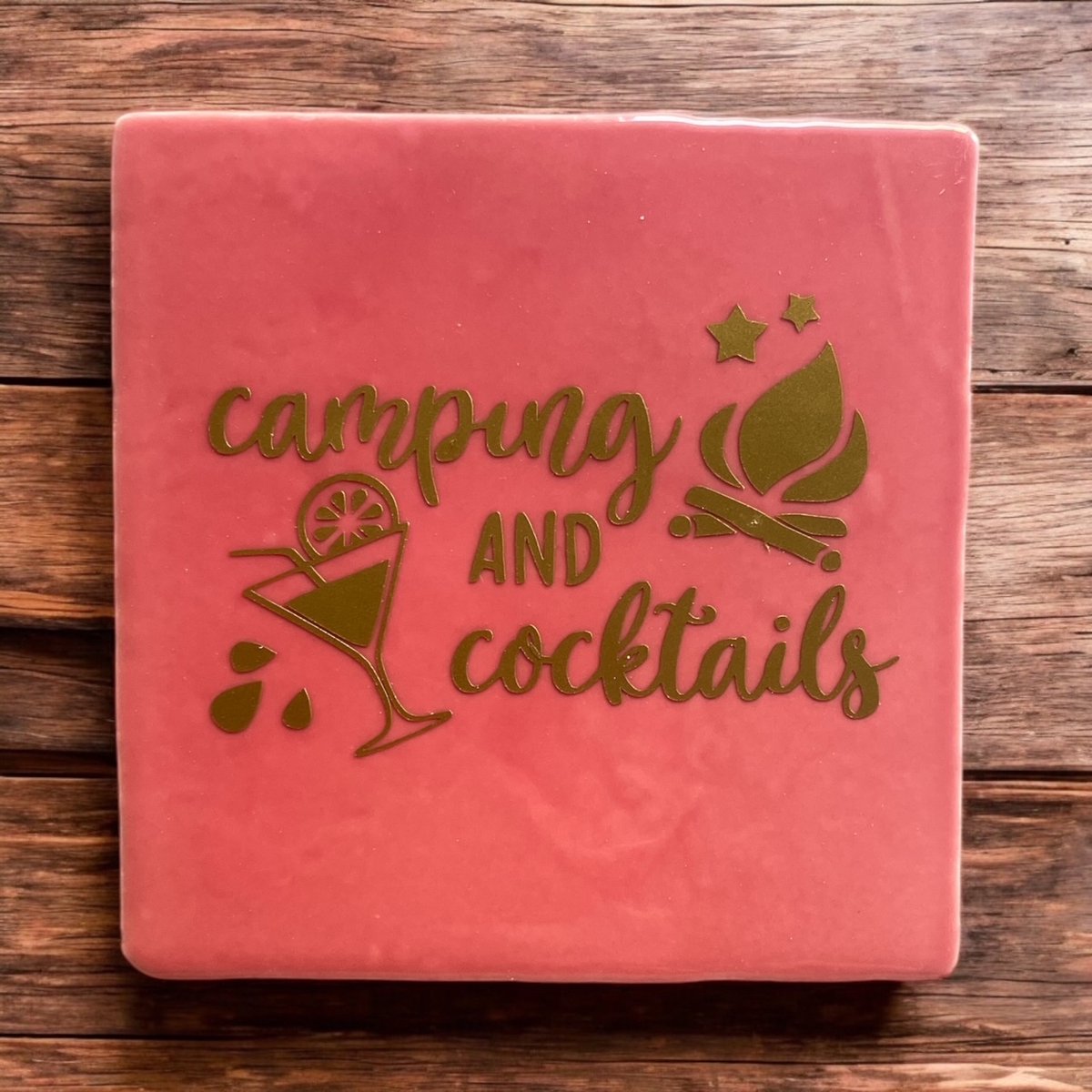 Hip Tegeltje met tekst-Camping & Cocktails-Roze-Spreuk-Cadeau-Geschenk-Gift-Kado-Zomaar-Verjaardag