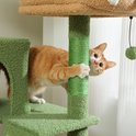 Oranje kat klimt aan een groene krabpaal met bruine randen. Een groene bal hangt eraan.