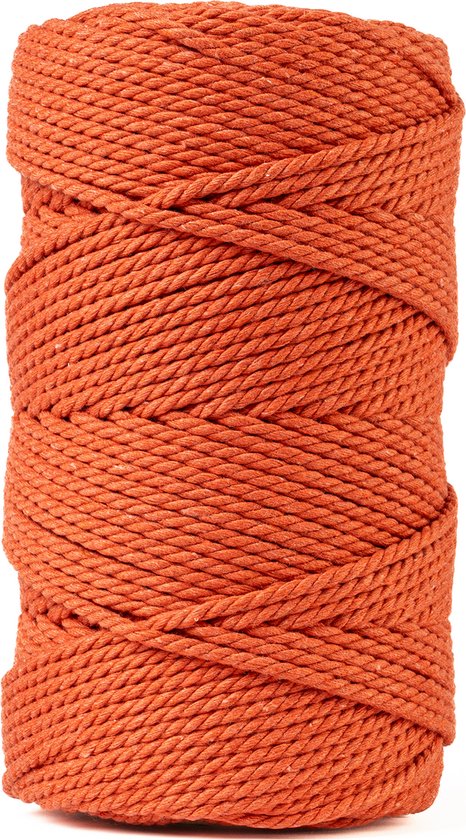 Une bobine de cordelette orange, double torsadée, sur fond blanc.