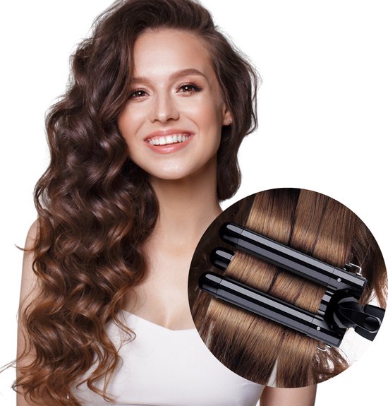 Model met lang, golvend bruin haar dat wordt gestyled met een zwarte 3-staps wafeltang.