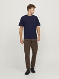 Donkerblauwe T-shirt met korte mouwen en een klein geborduurd '&' logo op de borst.