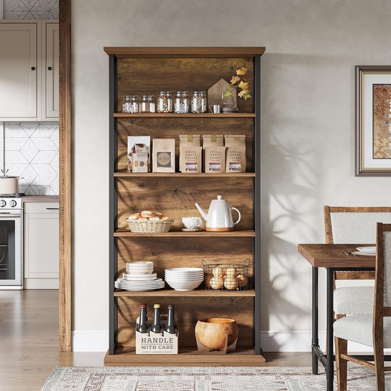 Bruine houten boekenkast met zwart metalen frame, gevuld met items zoals potten, koffiezakken, manden, servies en flessen.