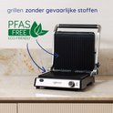 Open Safecourt contactgrill met "PFAS FREE ECO-FRIENDLY" logo. De grill heeft zwarte ribbelplaten.
