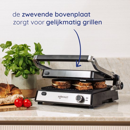Safecourt contactgrill met twee tosti's, een brood en tomaten. De zwevende bovenplaat zorgt voor gelijkmatig grillen.